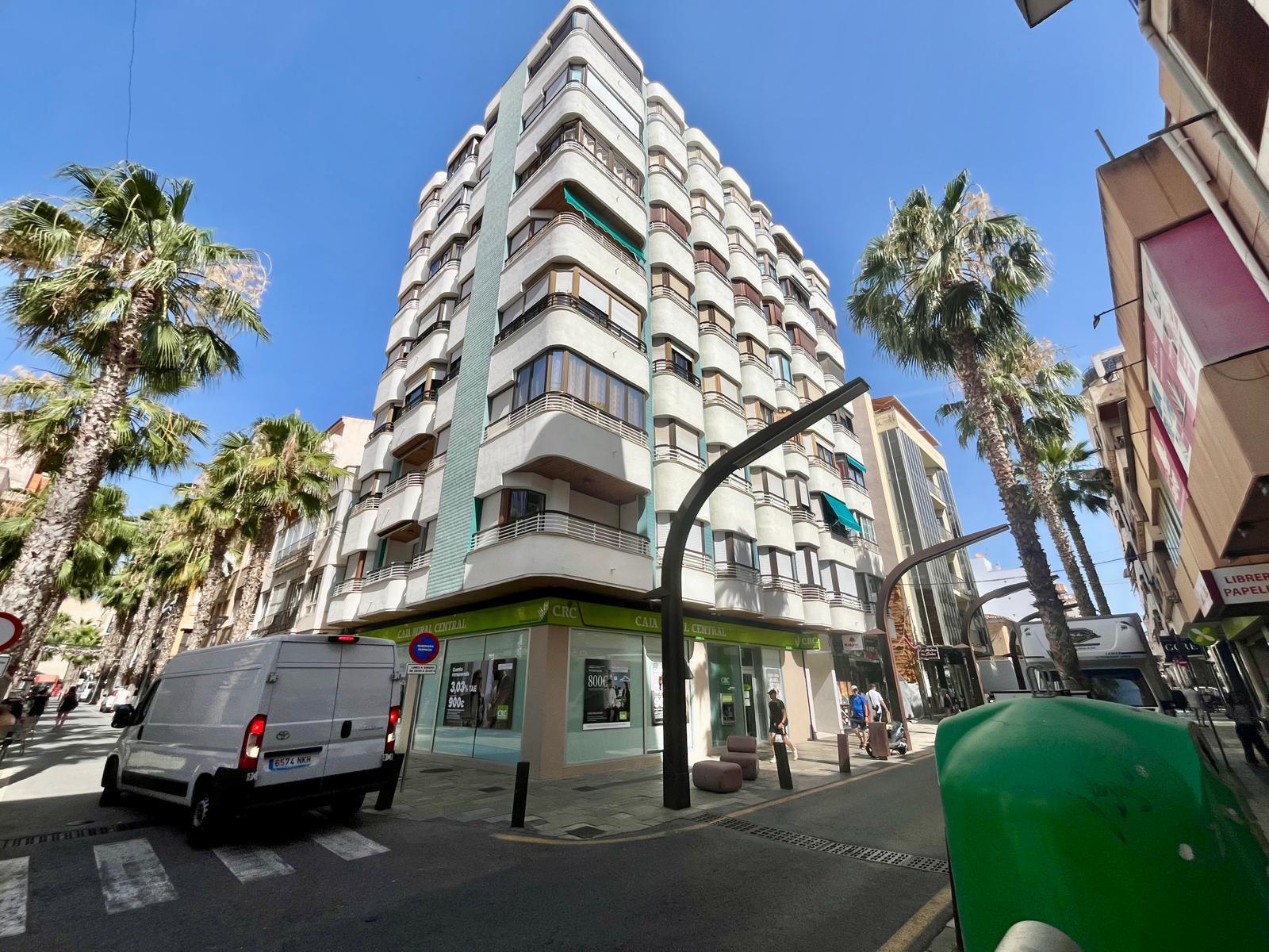 For sale - 3 Bedroom 1 Bathroom Apartment in Torrevieja - Centro  - Alicante