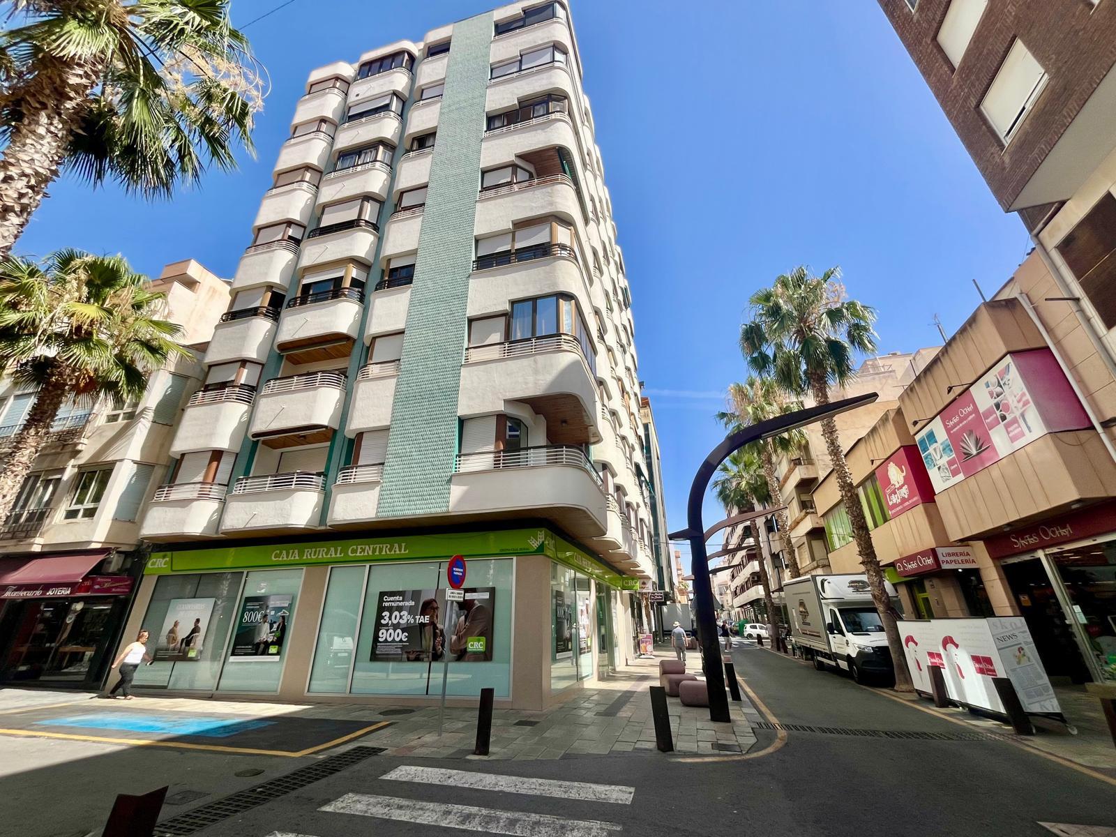 For sale - 3 Bedroom 1 Bathroom Apartment in Torrevieja - Centro  - Alicante