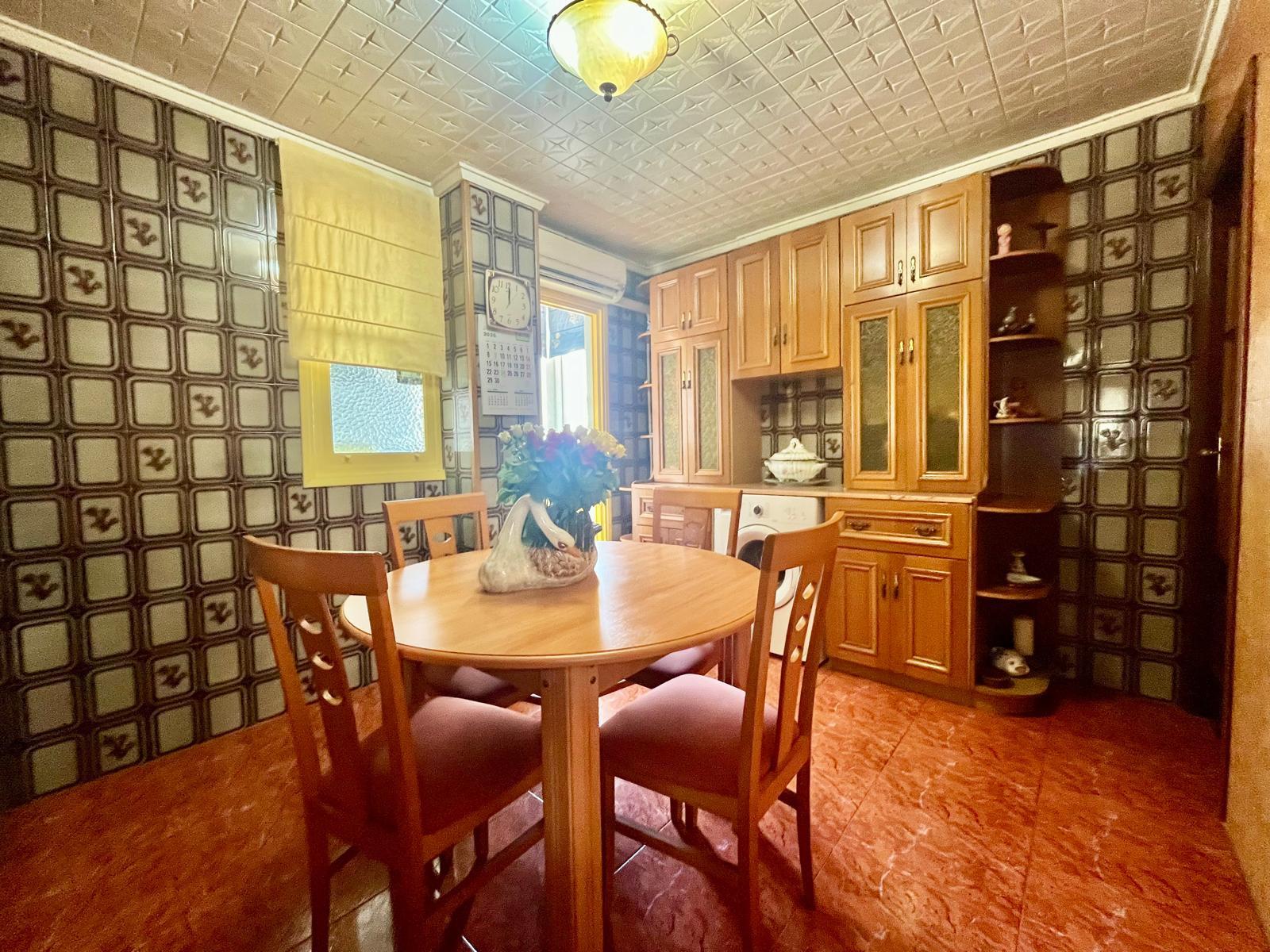 For sale - 3 Bedroom 1 Bathroom Apartment in Torrevieja - Centro  - Alicante