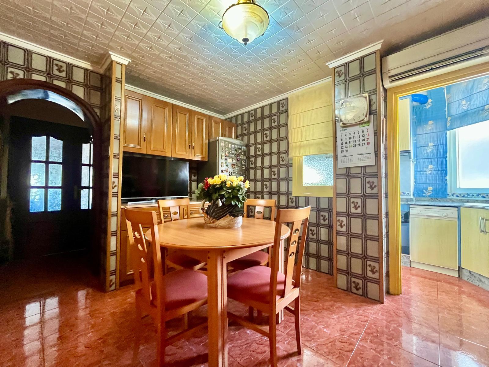 For sale - 3 Bedroom 1 Bathroom Apartment in Torrevieja - Centro  - Alicante