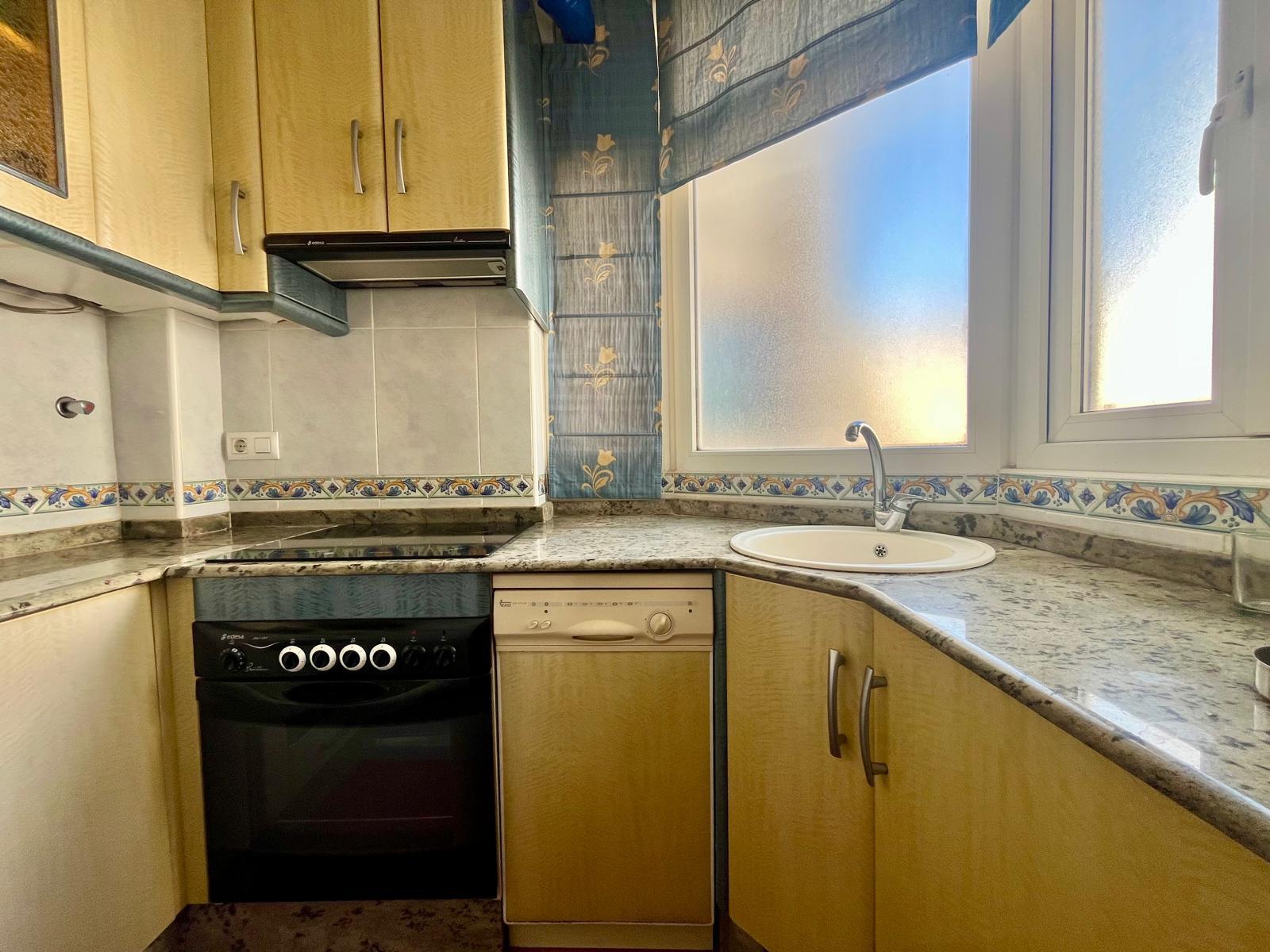 For sale - 3 Bedroom 1 Bathroom Apartment in Torrevieja - Centro  - Alicante