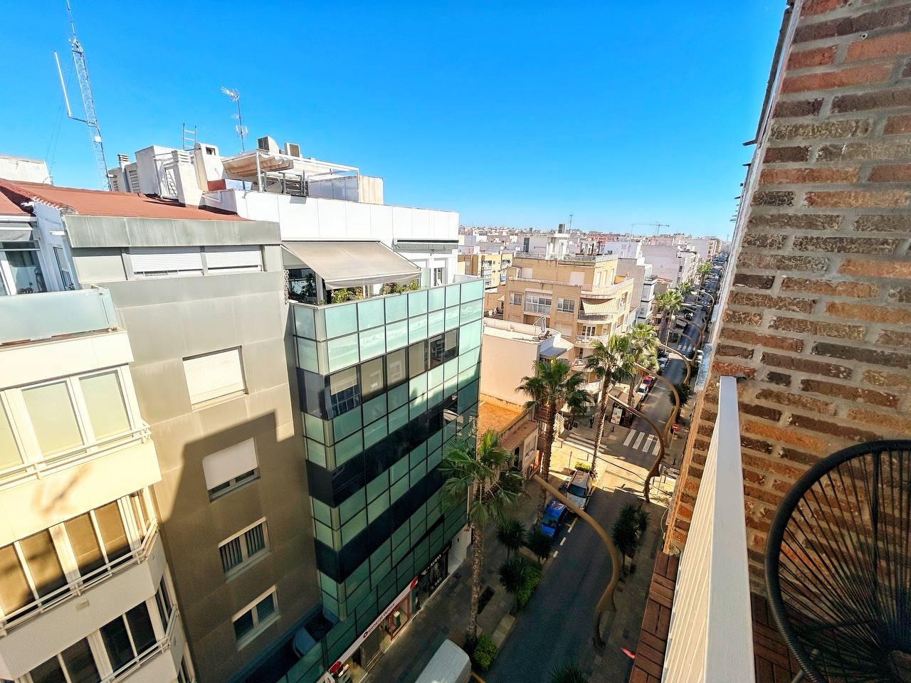For sale - 3 Bedroom 1 Bathroom Penthouse in Torrevieja - Centro  - Alicante