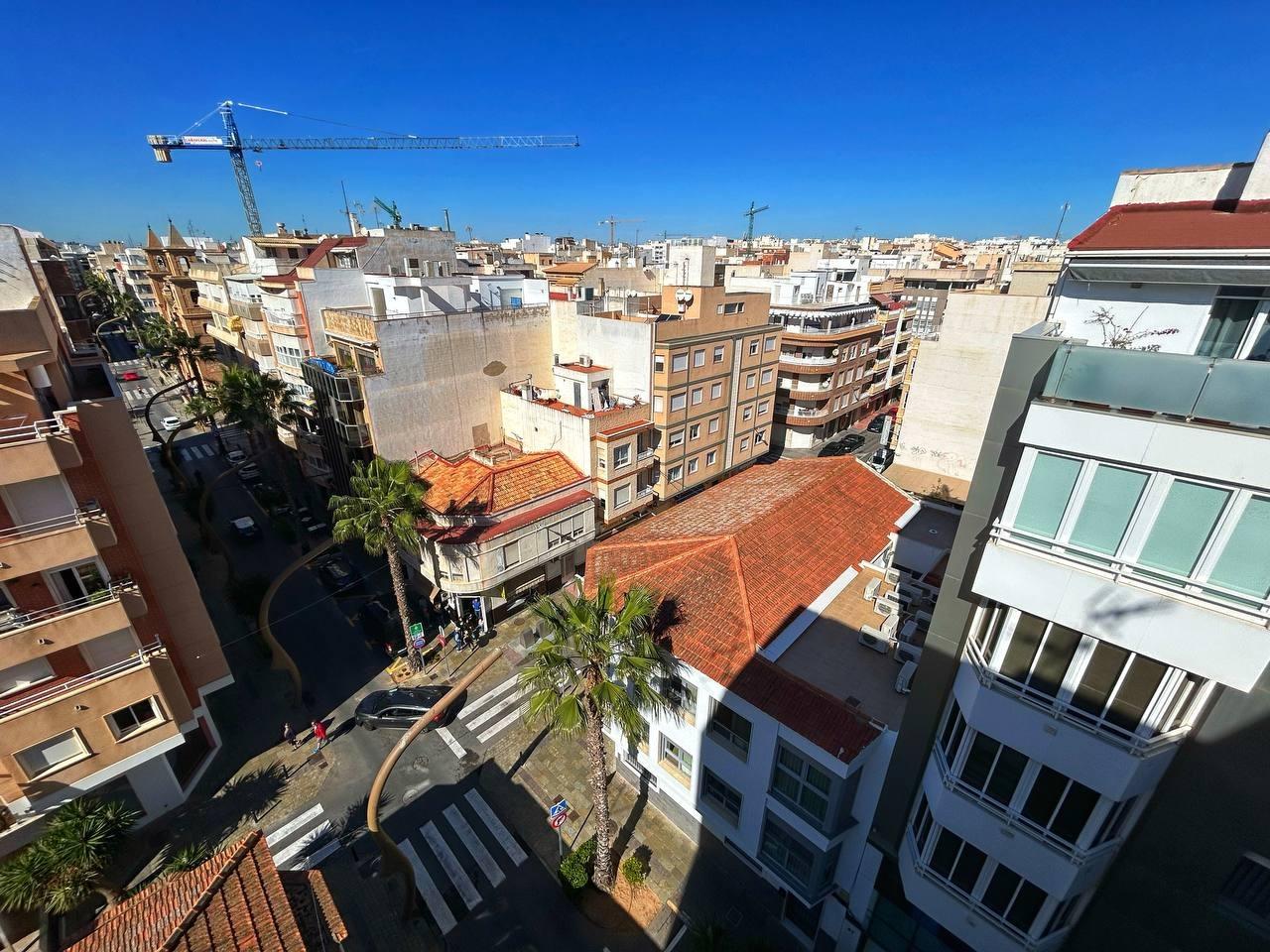 For sale - 3 Bedroom 1 Bathroom Penthouse in Torrevieja - Centro  - Alicante