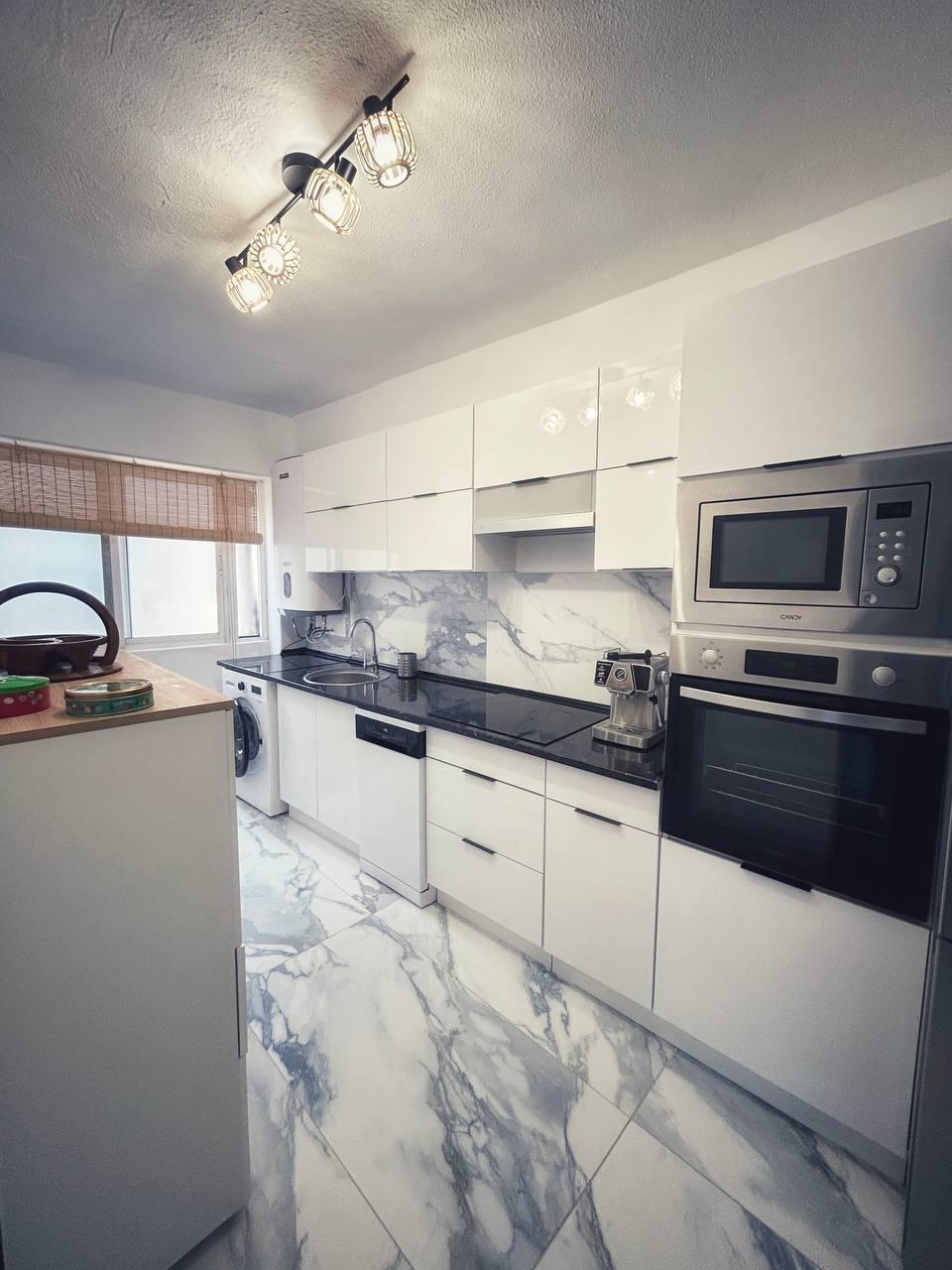 For sale - 3 Bedroom 1 Bathroom Penthouse in Torrevieja - Centro  - Alicante