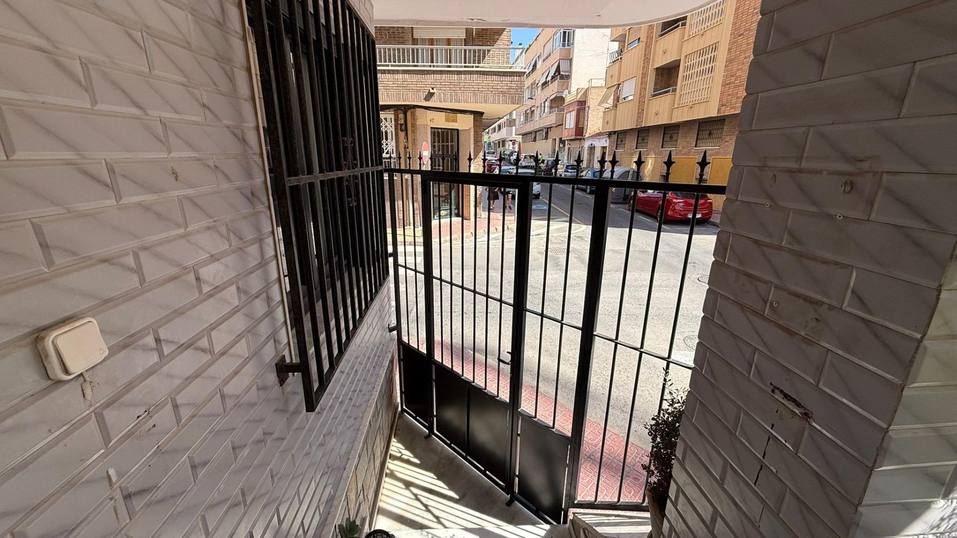 For sale - 2 Bedroom 2 Bathroom Apartment in Torrevieja - Estacion De Autobuses  - Alicante