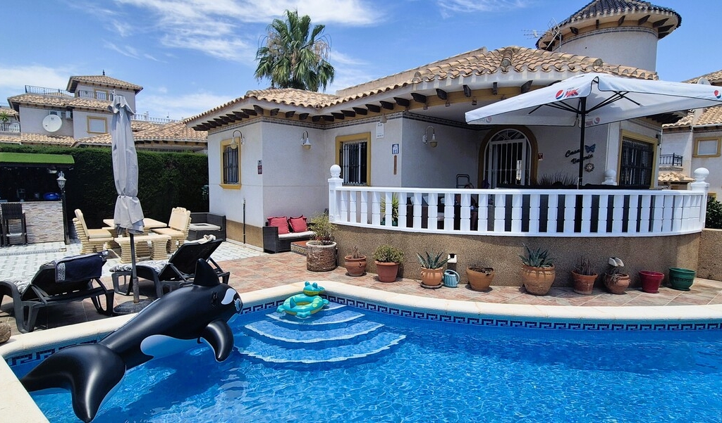 4 Bedroom 3 Bathroom Villa in Villamartin