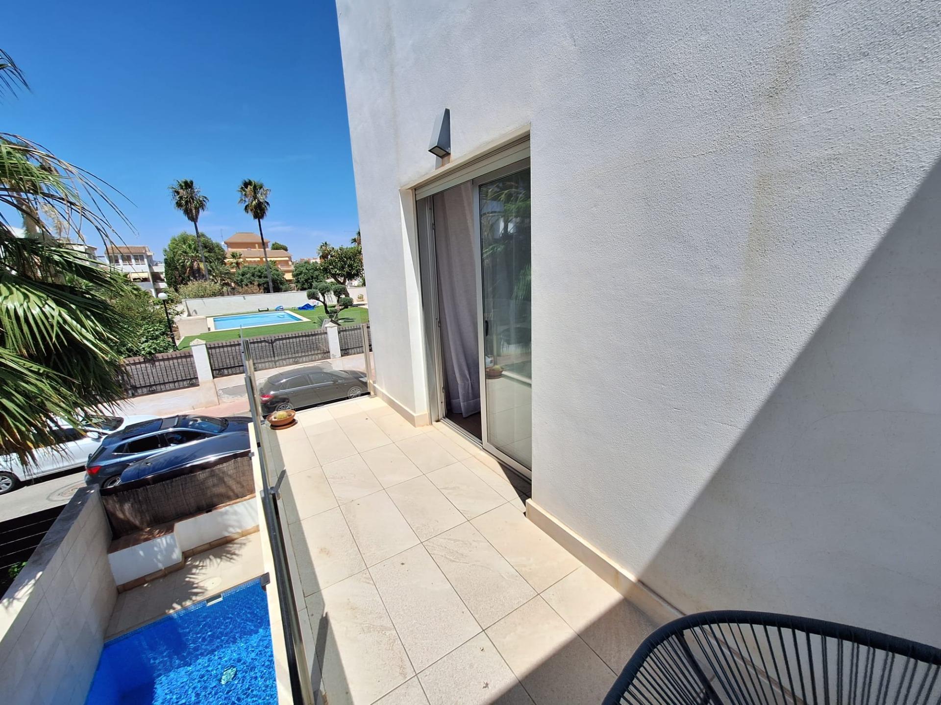 For sale - 3 Bedroom 3 Bathroom Villa in Torrevieja - Los Frutales  - Alicante