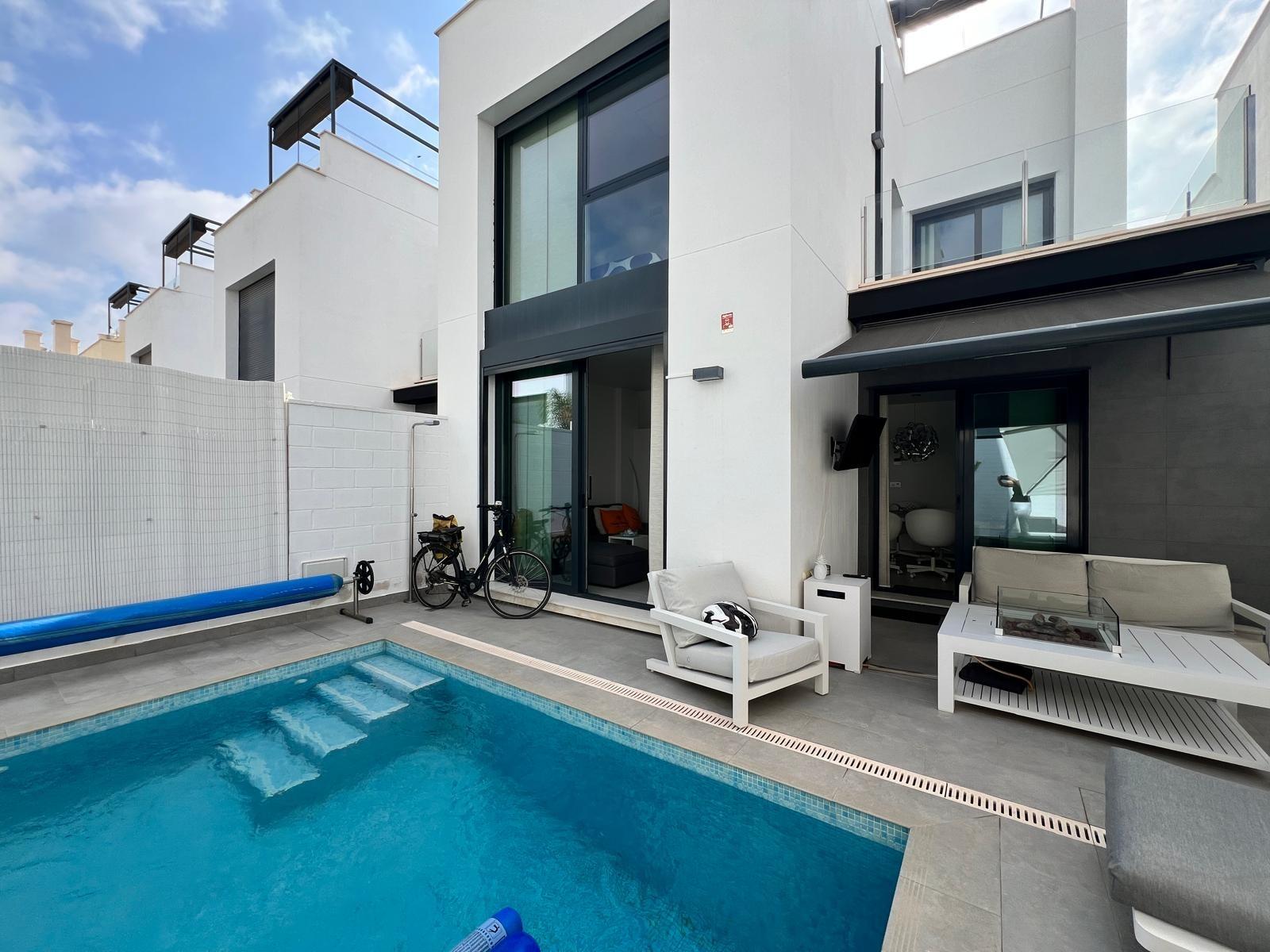 For sale - 3 Bedroom 2 Bathroom Villa in Villamartin - Villamartín-las Filipinas  - Alicante