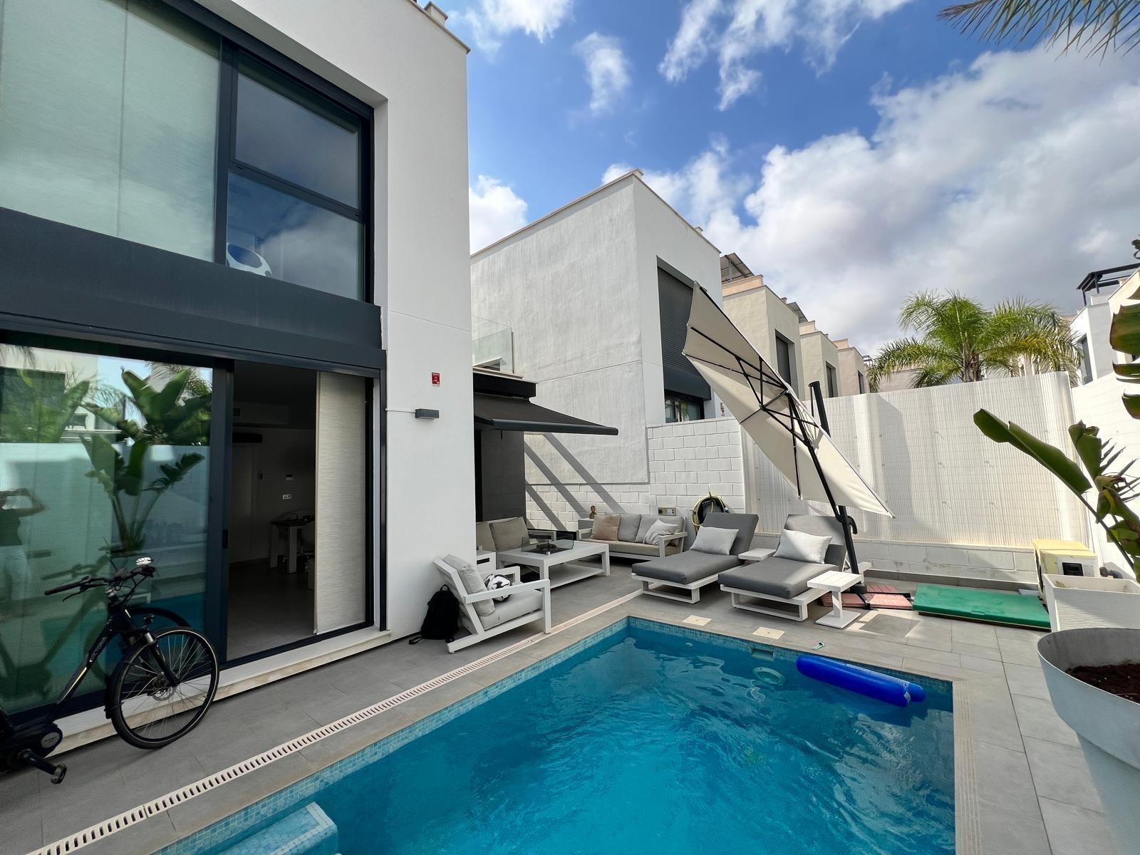 For sale - 3 Bedroom 2 Bathroom Villa in Villamartin - Villamartín-las Filipinas  - Alicante