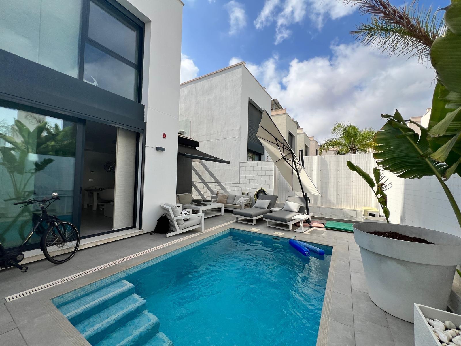 For sale - 3 Bedroom 2 Bathroom Villa in Villamartin - Villamartín-las Filipinas  - Alicante