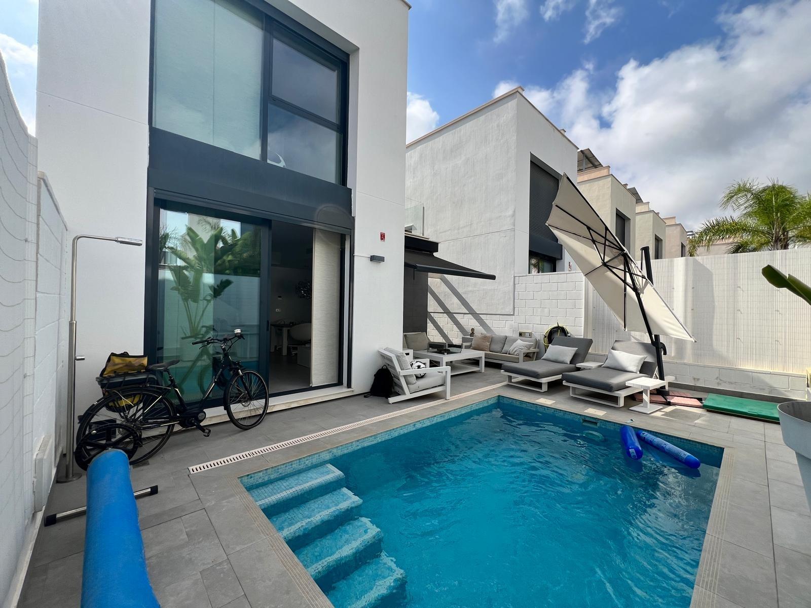 For sale - 3 Bedroom 2 Bathroom Villa in Villamartin - Villamartín-las Filipinas  - Alicante