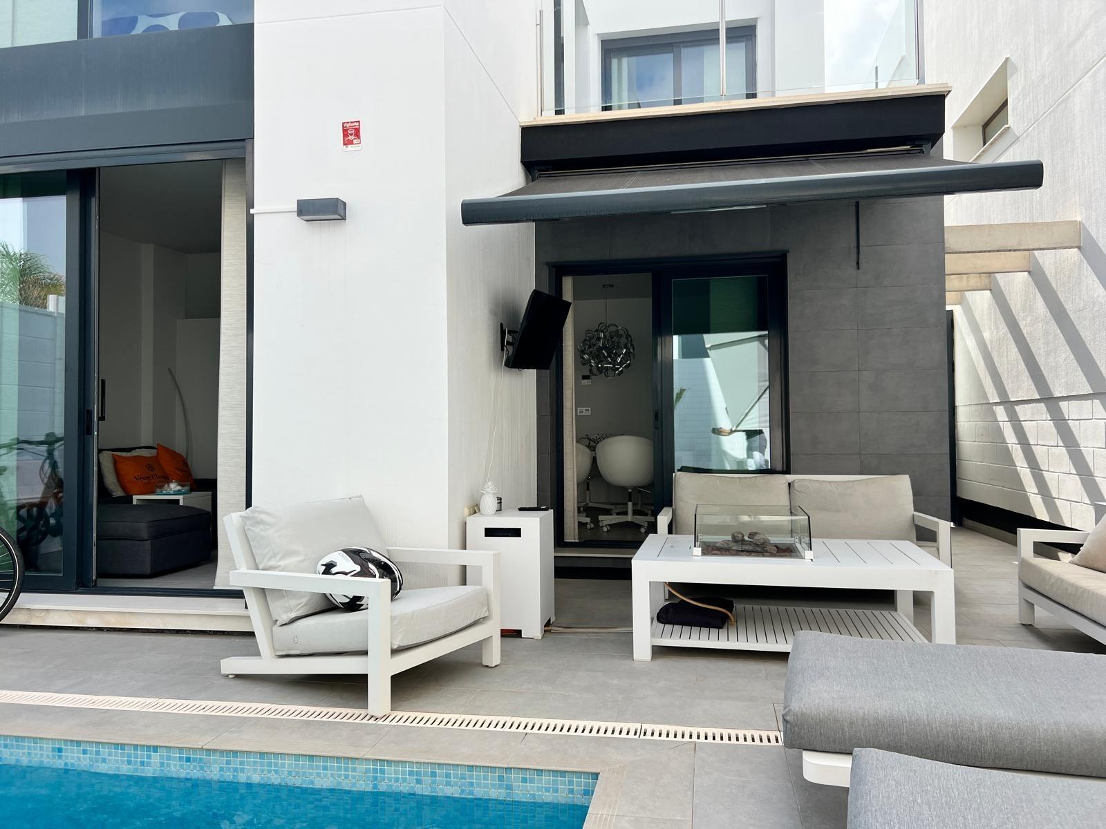 For sale - 3 Bedroom 2 Bathroom Villa in Villamartin - Villamartín-las Filipinas  - Alicante