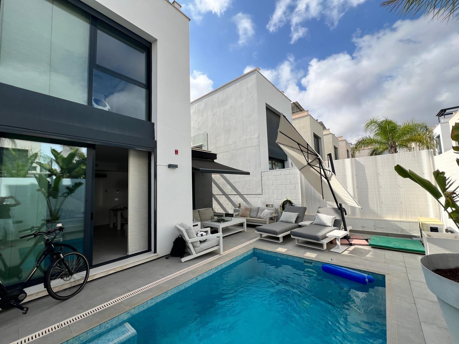 For sale - 3 Bedroom 2 Bathroom Villa in Villamartin - Villamartín-las Filipinas  - Alicante