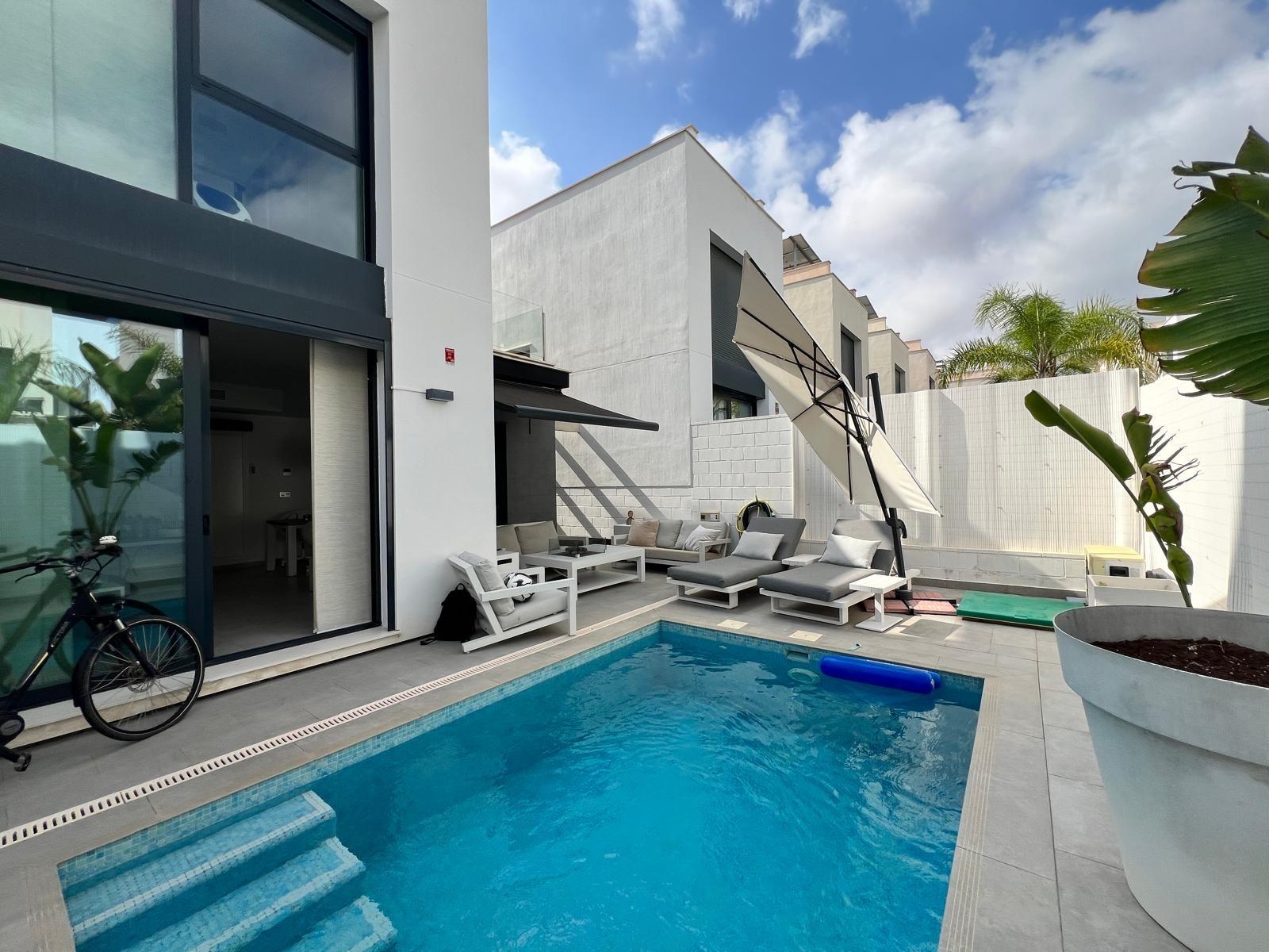 For sale - 3 Bedroom 2 Bathroom Villa in Villamartin - Villamartín-las Filipinas  - Alicante