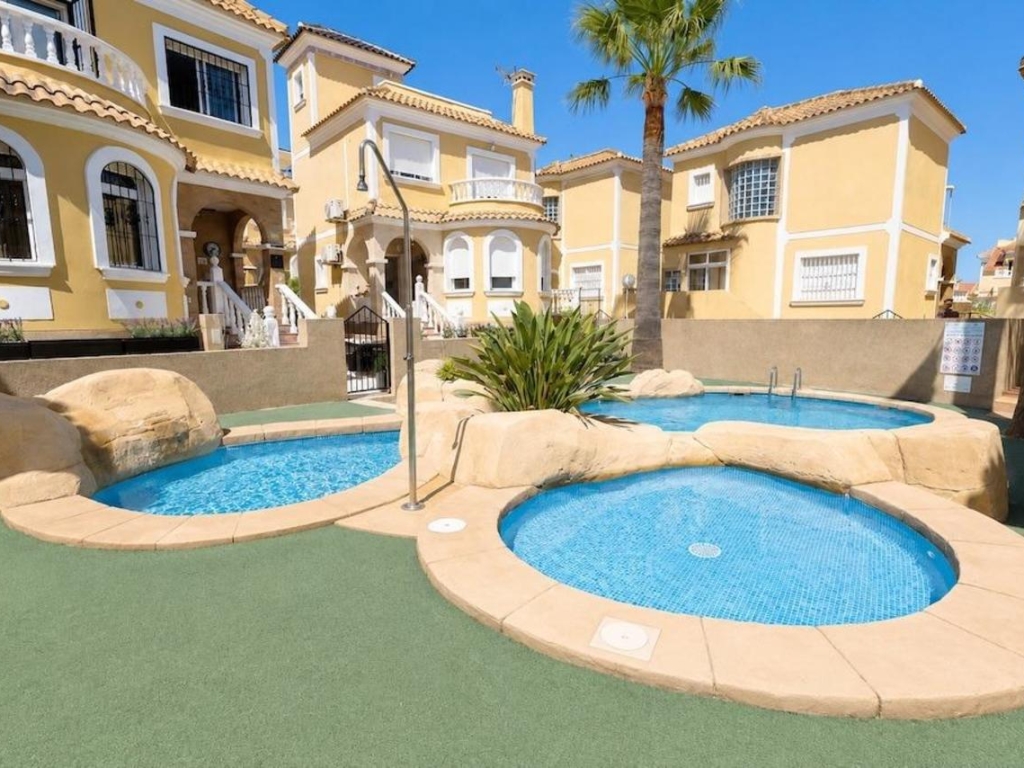 3 Bedroom 1 Bathroom Villa in Villamartin