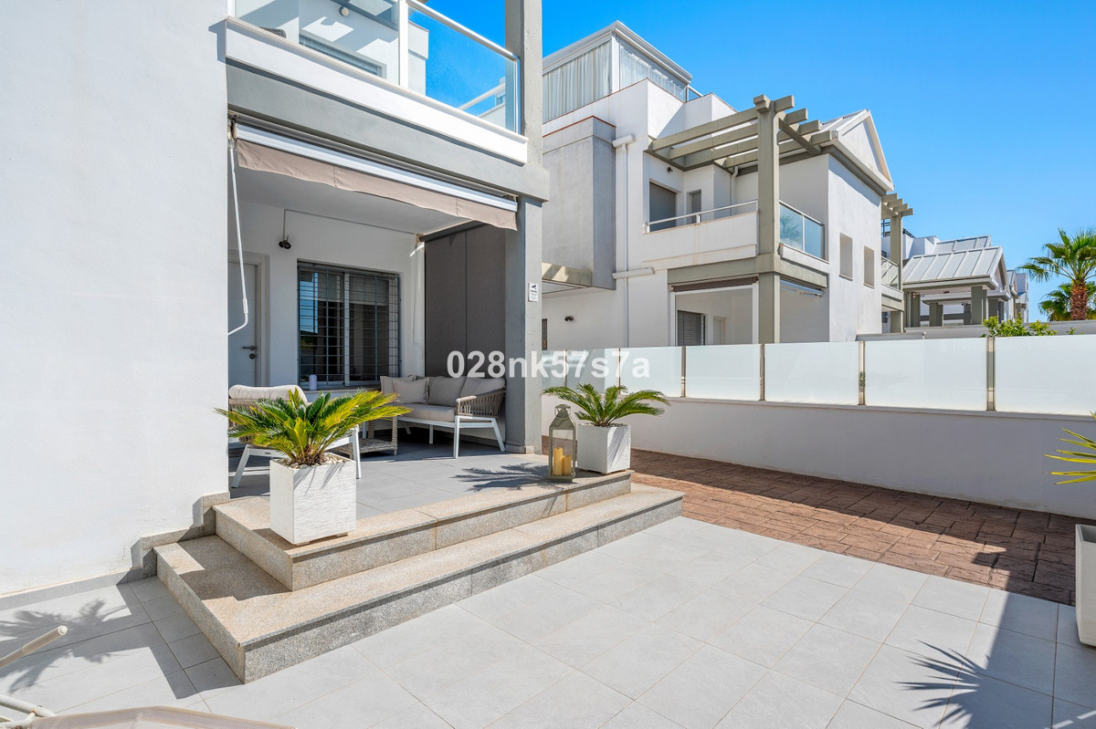 For sale - 3 Bedroom 3 Bathroom Townhouse in Playa Flamenca - La Florida  - Alicante