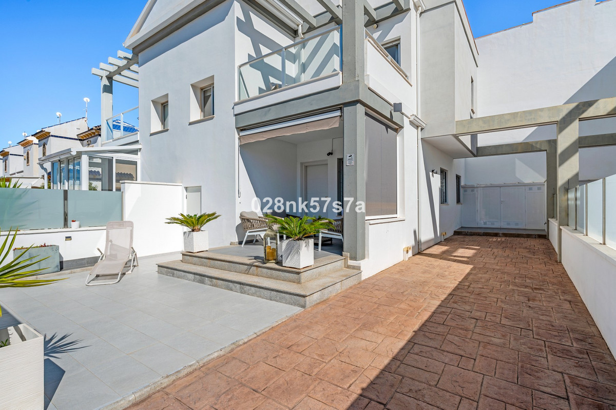 For sale - 3 Bedroom 3 Bathroom Townhouse in Playa Flamenca - La Florida  - Alicante