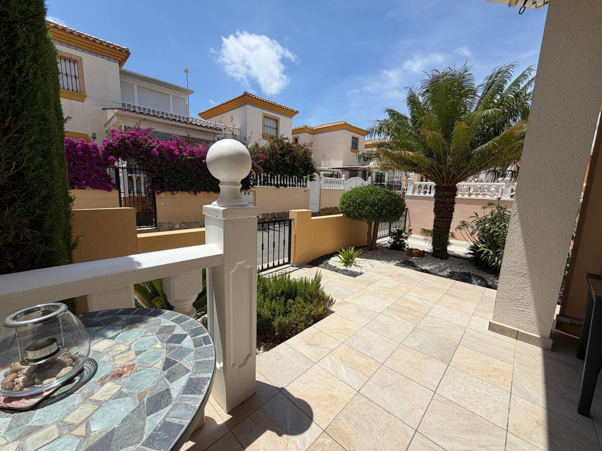 For sale - 2 Bedroom 2 Bathroom Townhouse in Villamartin - Villamartin  - Alicante