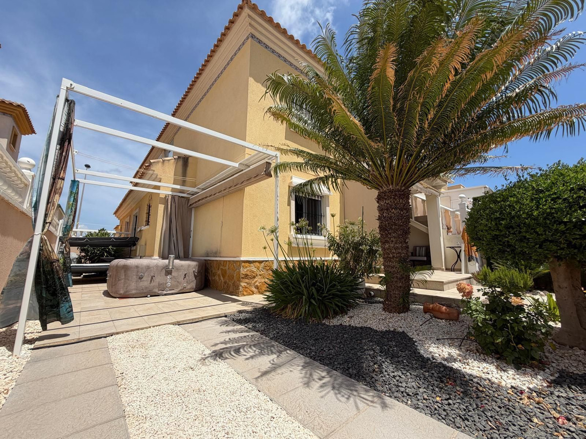 For sale - 2 Bedroom 2 Bathroom Townhouse in Villamartin - Villamartin  - Alicante