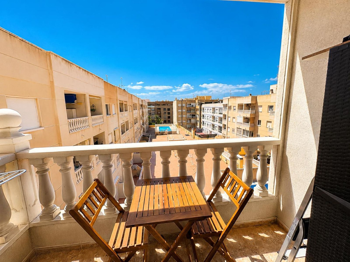 For sale - 2 Bedroom 1 Bathroom Apartment - Middle Floor Apartment in Torrevieja - Torrevieja Centro  - Alicante
