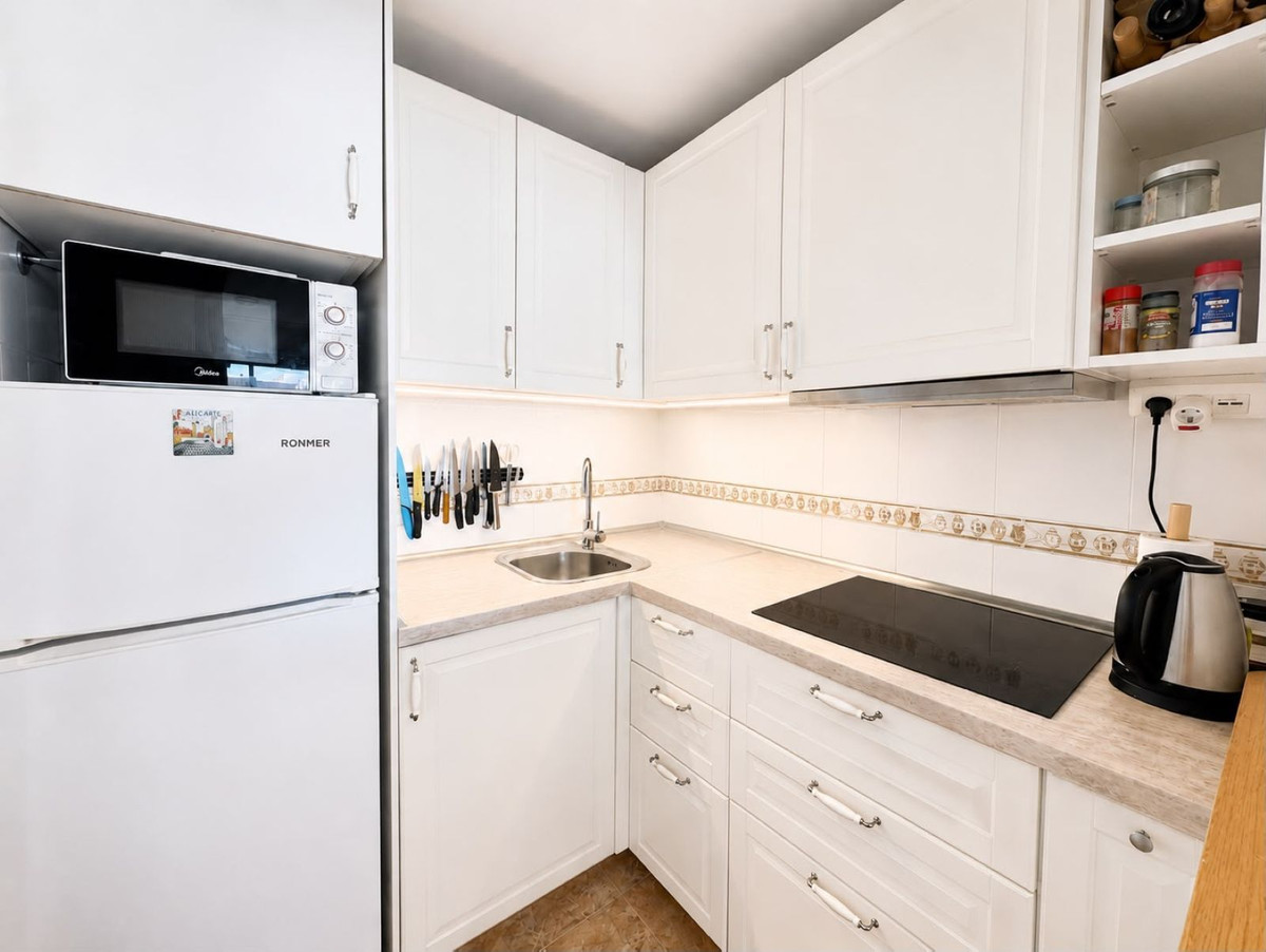 For sale - 2 Bedroom 1 Bathroom Apartment - Middle Floor Apartment in Torrevieja - Torrevieja Centro  - Alicante