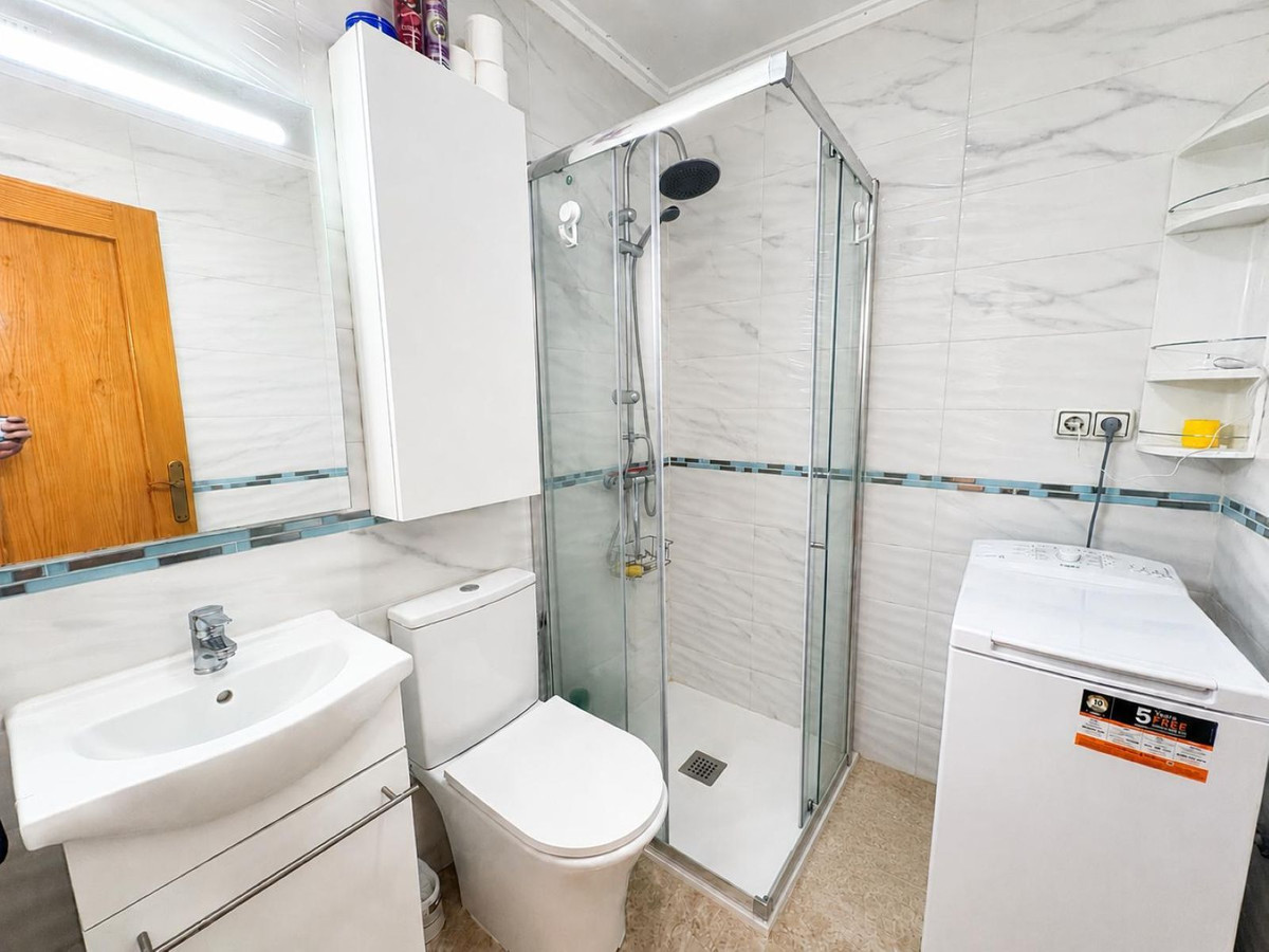 For sale - 2 Bedroom 1 Bathroom Apartment - Middle Floor Apartment in Torrevieja - Torrevieja Centro  - Alicante