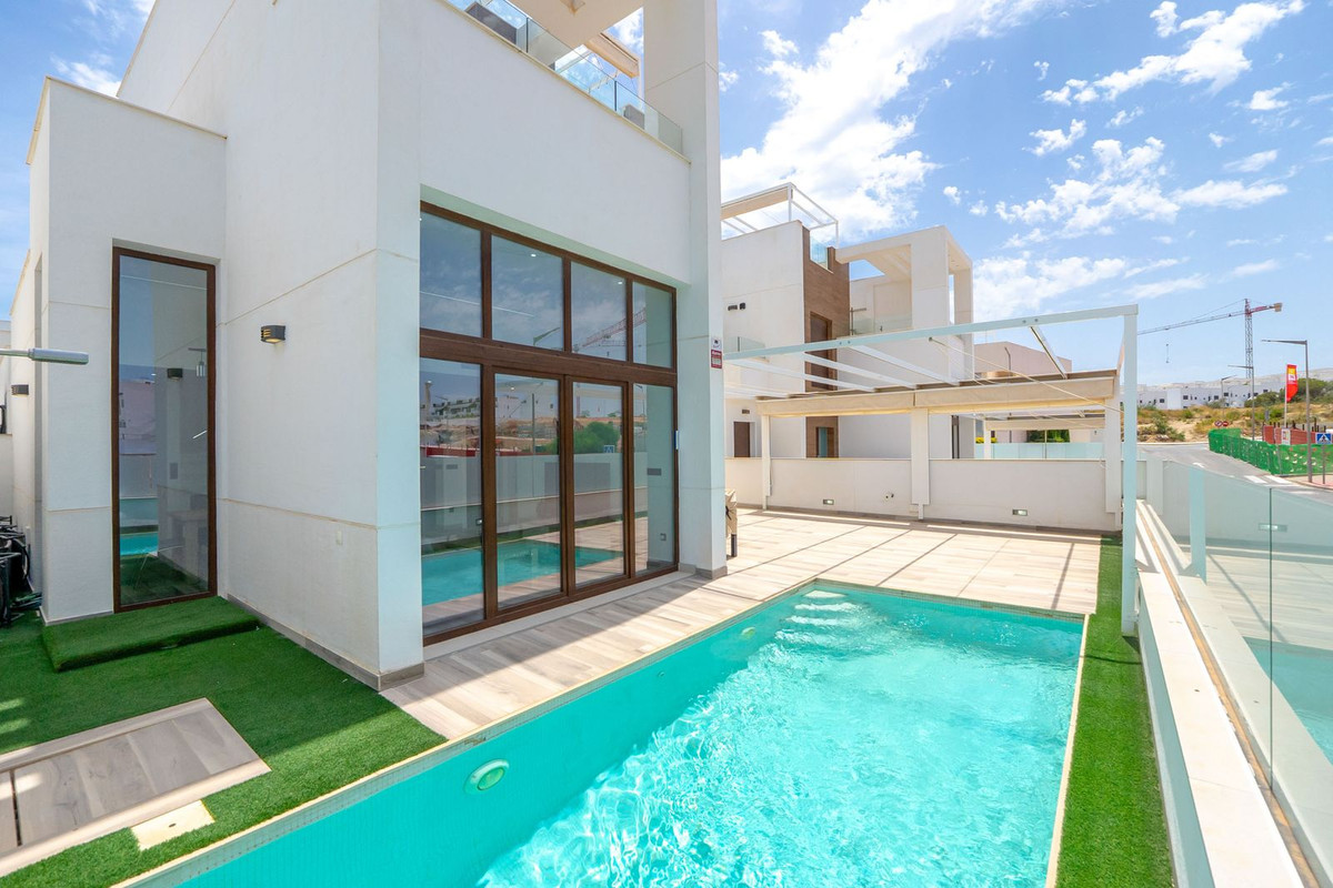 For sale - 4 Bedroom 3 Bathroom House - Detached Villa in Orihuela - Los Balcones  - Alicante