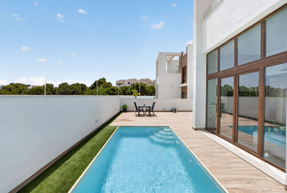 For sale - 4 Bedroom 3 Bathroom House - Detached Villa in Orihuela - Los Balcones  - Alicante