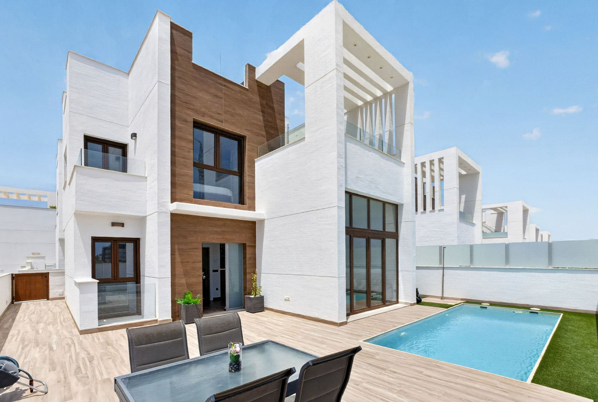 For sale - 4 Bedroom 3 Bathroom House - Detached Villa in Orihuela - Los Balcones  - Alicante