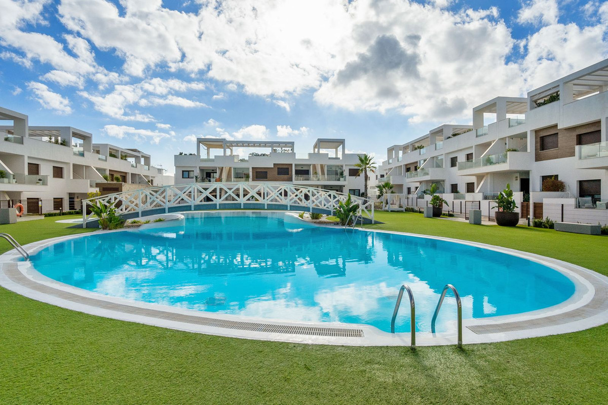 For sale - 4 Bedroom 3 Bathroom House - Detached Villa in Orihuela - Los Balcones  - Alicante