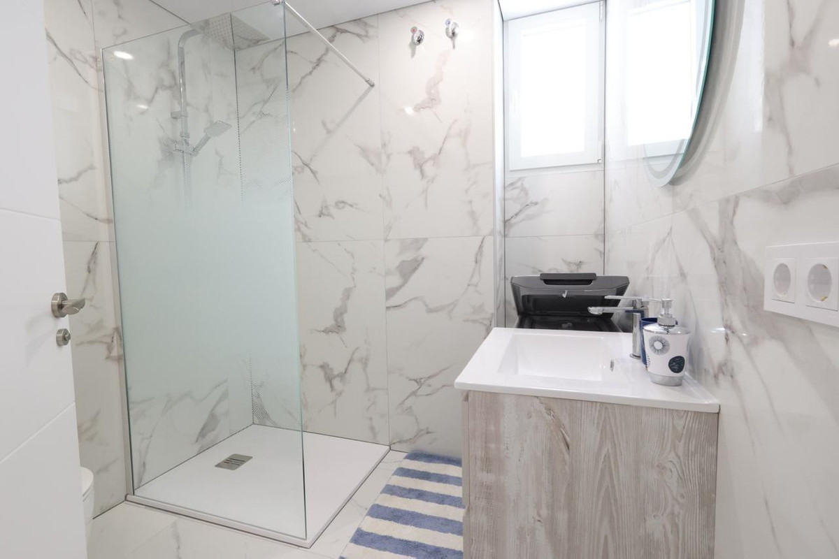 For sale - 3 Bedroom 2 Bathroom Apartment - Ground Floor Apartment in Torrevieja - Torrevieja Centro  - Alicante
