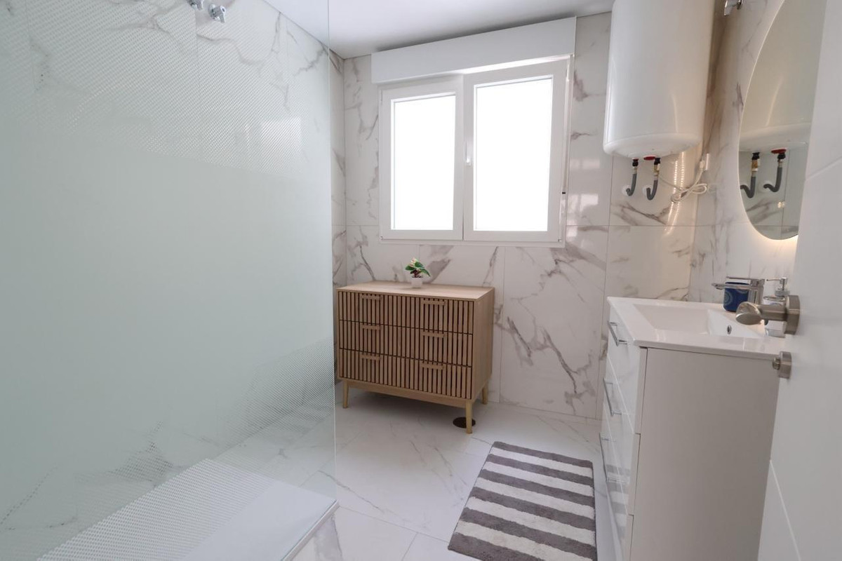 For sale - 3 Bedroom 2 Bathroom Apartment - Ground Floor Apartment in Torrevieja - Torrevieja Centro  - Alicante