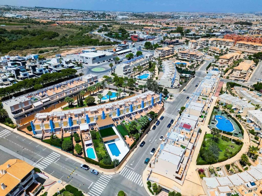 For sale - 3 Bedroom 2 Bathroom House - Townhouse in Orihuela - Campoamor  - Alicante