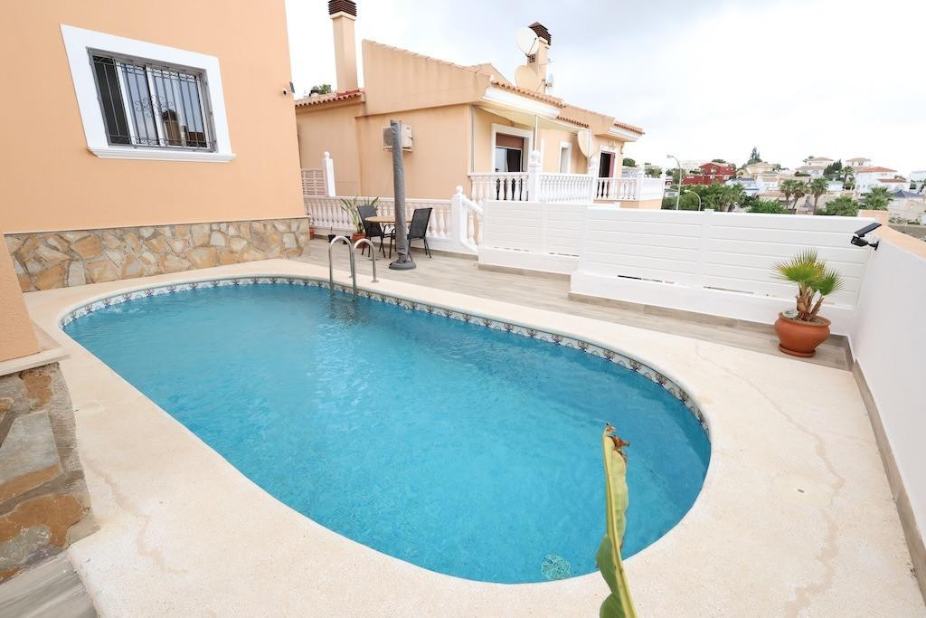 For sale - 5 Bedroom 3 Bathroom Detached Villa in Villamartin - San Miguel de Salinas Centro  - Alicante