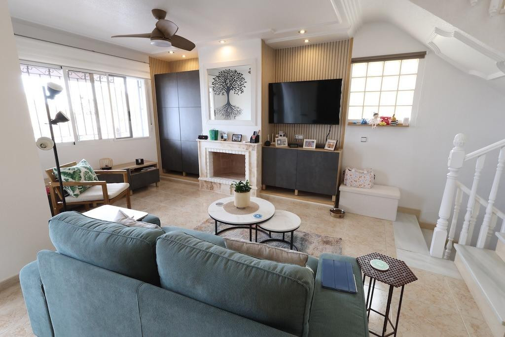 For sale - 5 Bedroom 3 Bathroom Detached Villa in Villamartin - San Miguel de Salinas Centro  - Alicante