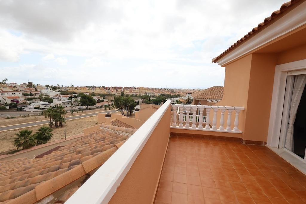 For sale - 5 Bedroom 3 Bathroom Detached Villa in Villamartin - San Miguel de Salinas Centro  - Alicante