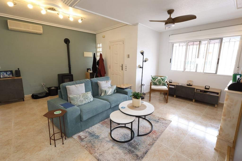 For sale - 5 Bedroom 3 Bathroom Detached Villa in Villamartin - San Miguel de Salinas Centro  - Alicante