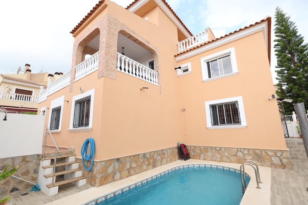5 Bedroom 3 Bathroom Detached Villa in Villamartin