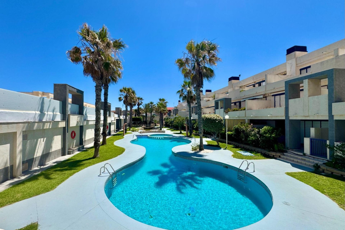 For sale - 2 Bedroom 1 Bathroom Apartment - Middle Floor Apartment in Torrevieja - La Mata  - Alicante