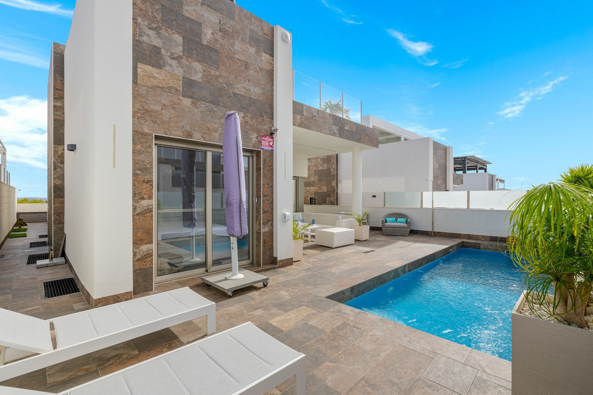 For sale - 5 Bedroom 2 Bathroom House - Detached Villa in Orihuela - Villamartin  - Alicante