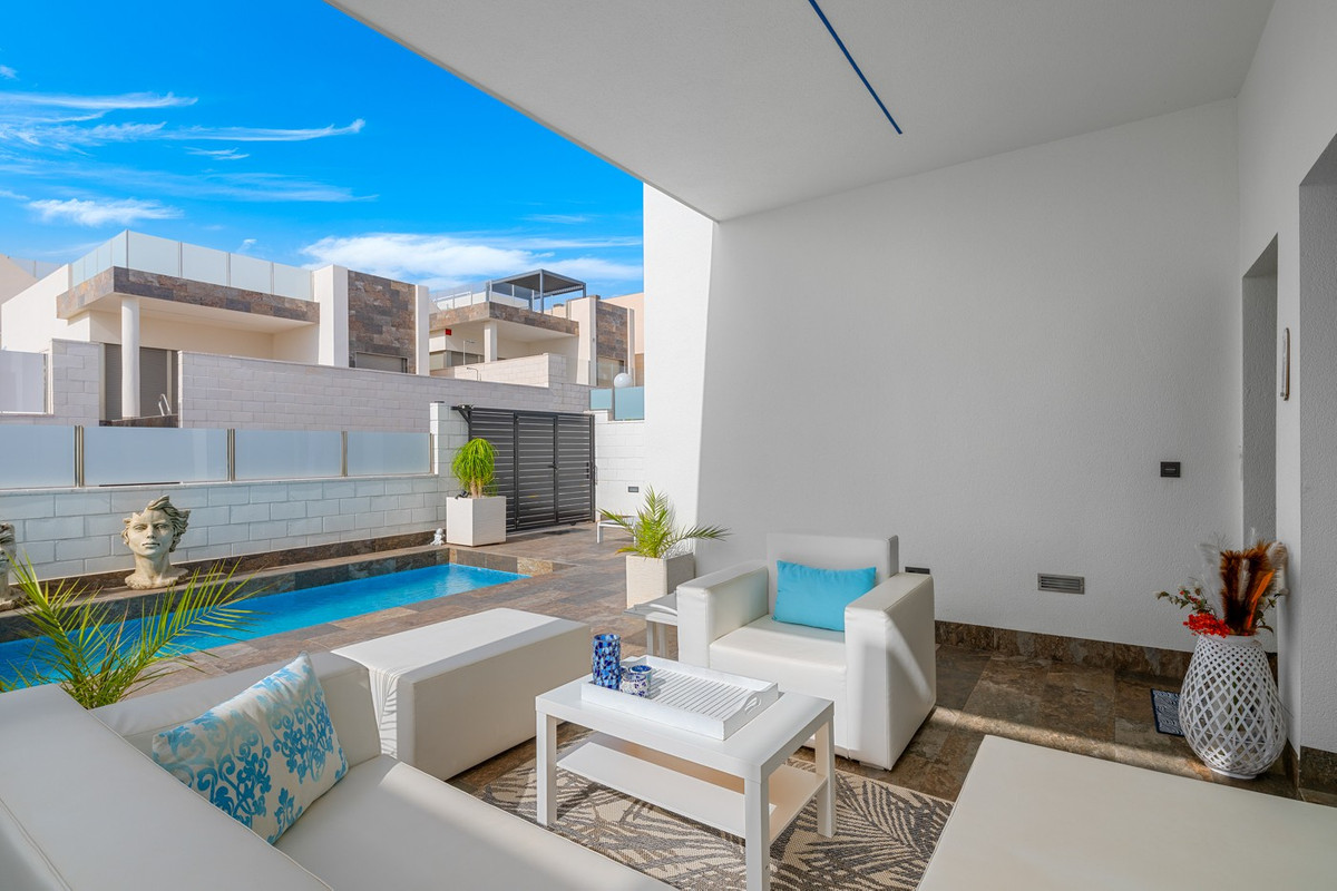 For sale - 5 Bedroom 2 Bathroom House - Detached Villa in Orihuela - Villamartin  - Alicante