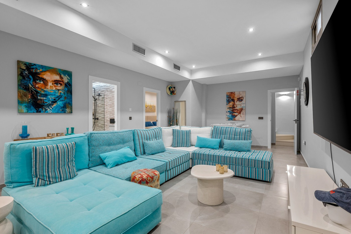 For sale - 5 Bedroom 2 Bathroom House - Detached Villa in Orihuela - Villamartin  - Alicante