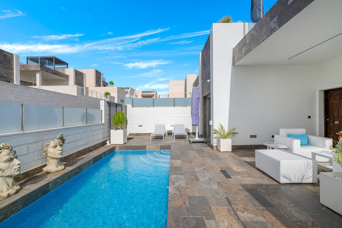 For sale - 5 Bedroom 2 Bathroom House - Detached Villa in Orihuela - Villamartin  - Alicante
