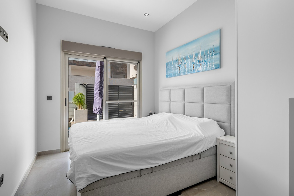 For sale - 5 Bedroom 2 Bathroom House - Detached Villa in Orihuela - Villamartin  - Alicante