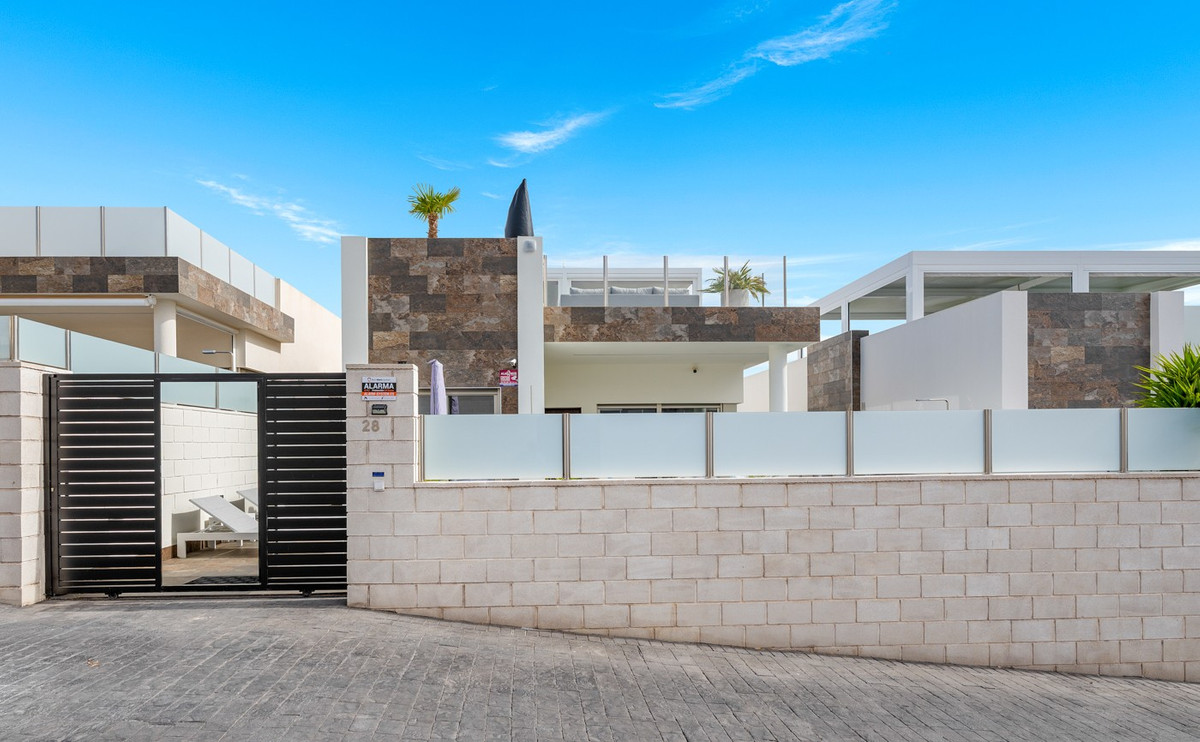 For sale - 5 Bedroom 2 Bathroom House - Detached Villa in Orihuela - Villamartin  - Alicante