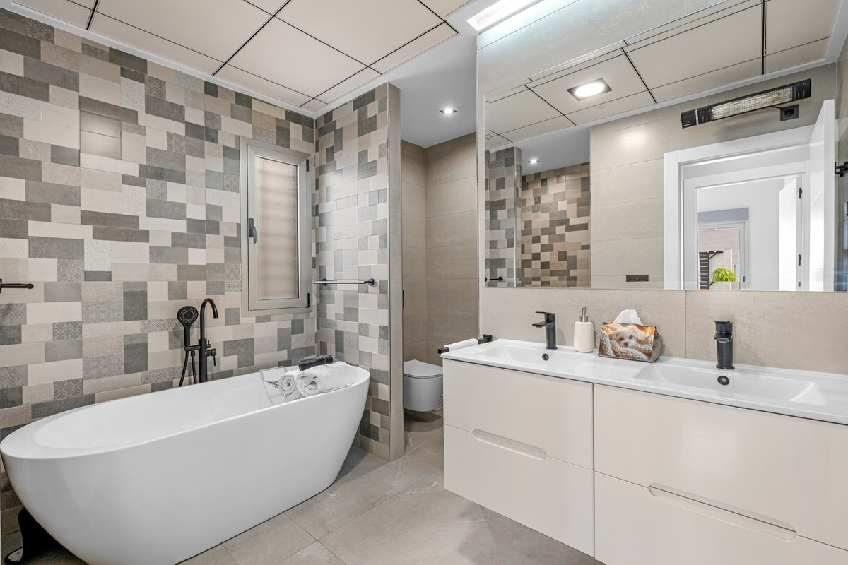 For sale - 5 Bedroom 2 Bathroom House - Detached Villa in Orihuela - Villamartin  - Alicante