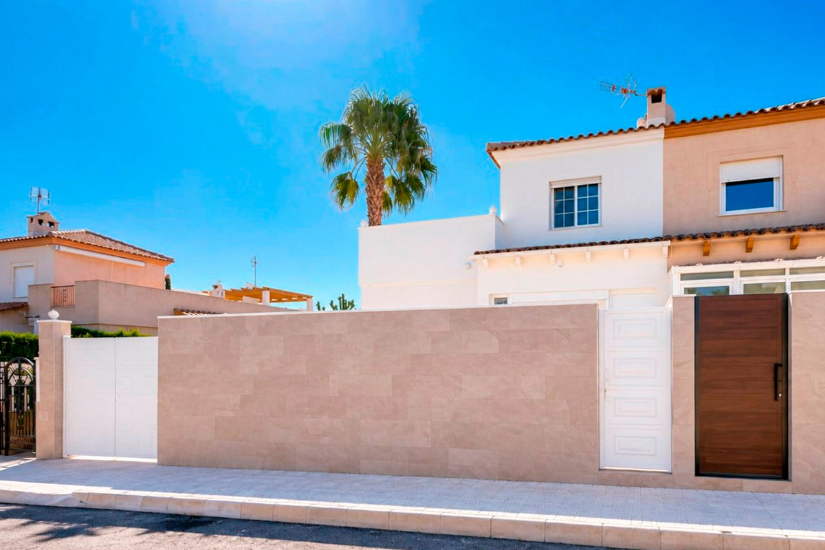 For sale - 3 Bedroom 2 Bathroom House - Townhouse in Orihuela - Los Altos  - Alicante