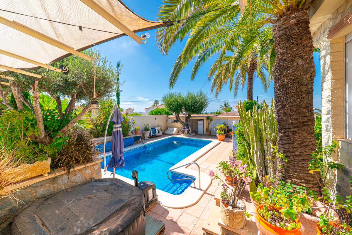 For sale - 3 Bedroom 2 Bathroom House - Detached Villa in Rojales - Rojales Centro  - Alicante