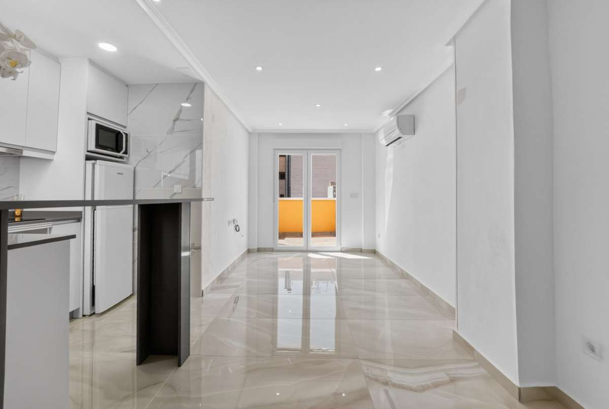 For sale - 2 Bedroom 1 Bathroom Apartment - Top Floor Apartment in Torrevieja - Torrevieja Centro  - Alicante