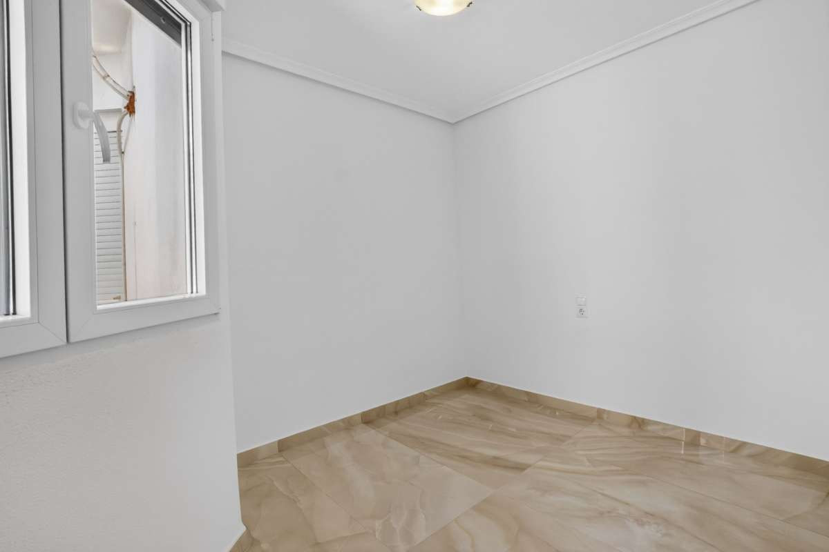 For sale - 2 Bedroom 1 Bathroom Apartment - Top Floor Apartment in Torrevieja - Torrevieja Centro  - Alicante